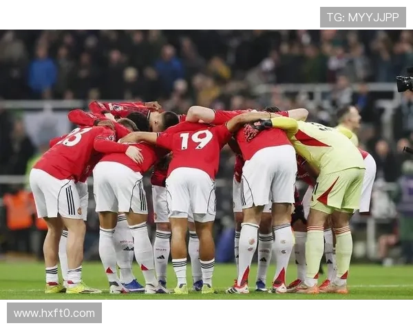 曼联复兴进程仍未完成,球队当前阶段表现波动对争冠形势产生影响 曼联复兴进程仍未完成,球队当前阶段表现波动对争冠形势产生影响